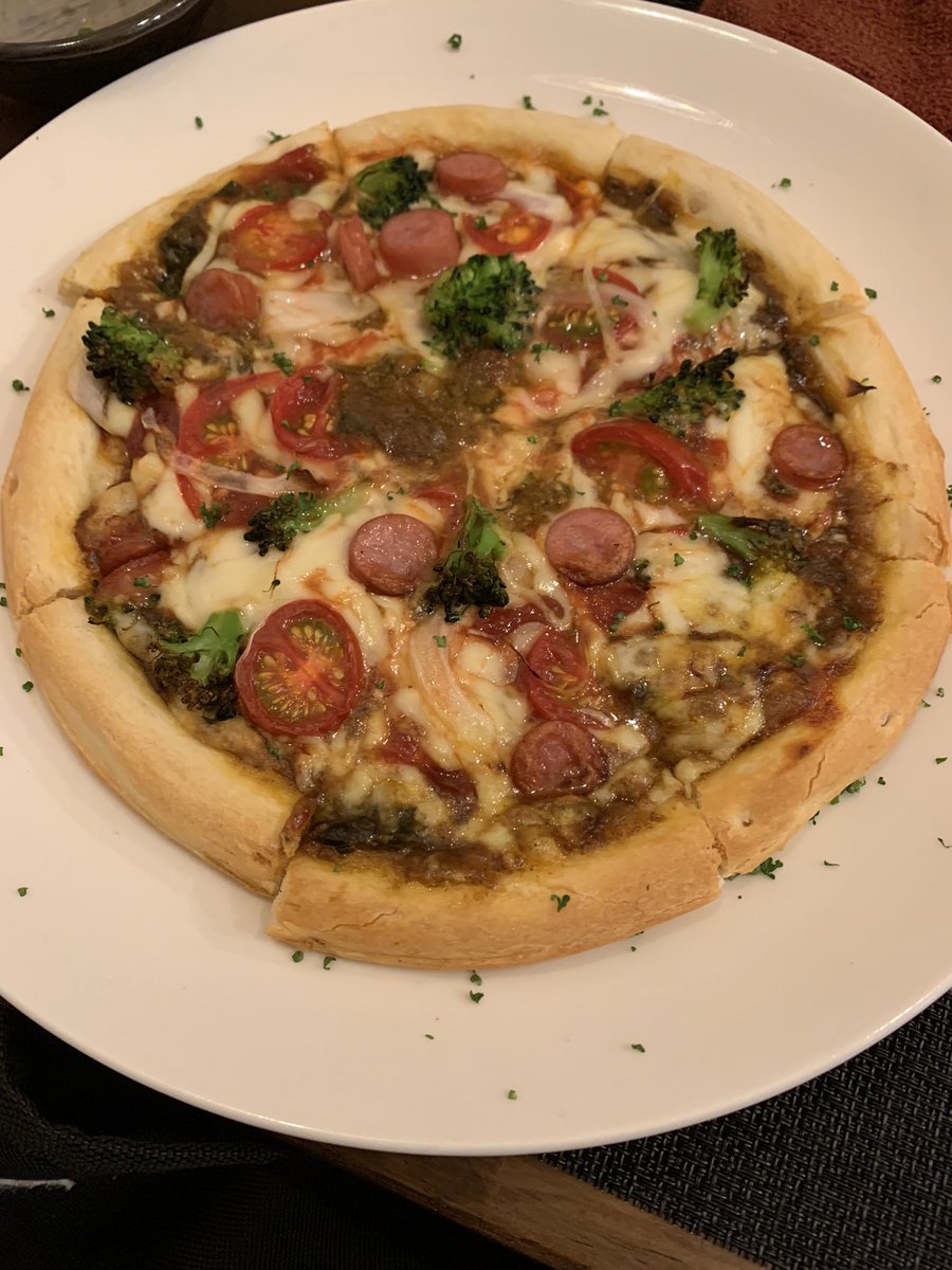 オシオッティー 中学の友達が久里浜にお店をオープンしたので 飲みに行ってきた 店主もフレンドリーで 行きやすかったです 店主のおすすめはカレーピザ 具沢山で最高でした 他のメニューのものももっと食べたい ランチもあるので是非 無