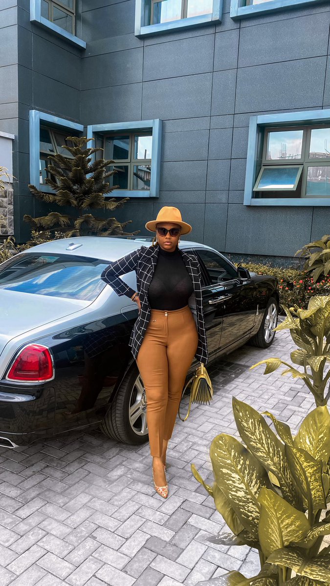 Njideekah's tweet image. I love to kill a boss look. As I should 🤎