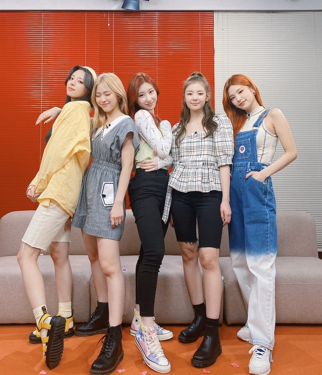 ITZYofficial's tweet photo. [ #네이버NOWbㅣㄴ틈있지 ]
빈틈 달력 모델 ITZY!😎
MIDZY에게만 보여주는 피알오 모먼트💘

Model ITZY for bㅣㄴ틈 calendar!😎
It's PRO moment only for MIDZY💘

https://t.co/QO9KaXKzG9

#ITZY #있지 @ITZYofficial
#MIDZY #믿지
@kr_now https://t.co/TQ997zCGDM