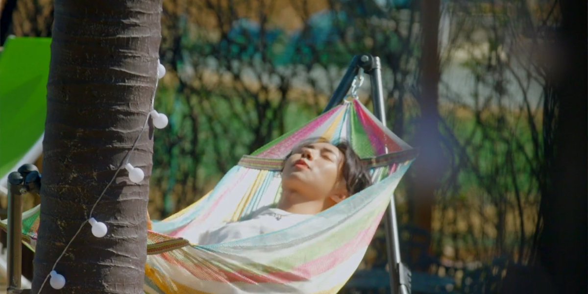 renjun chillin in hammock