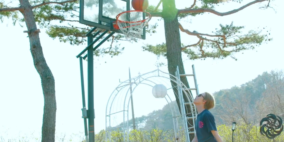 chenle playing basketball