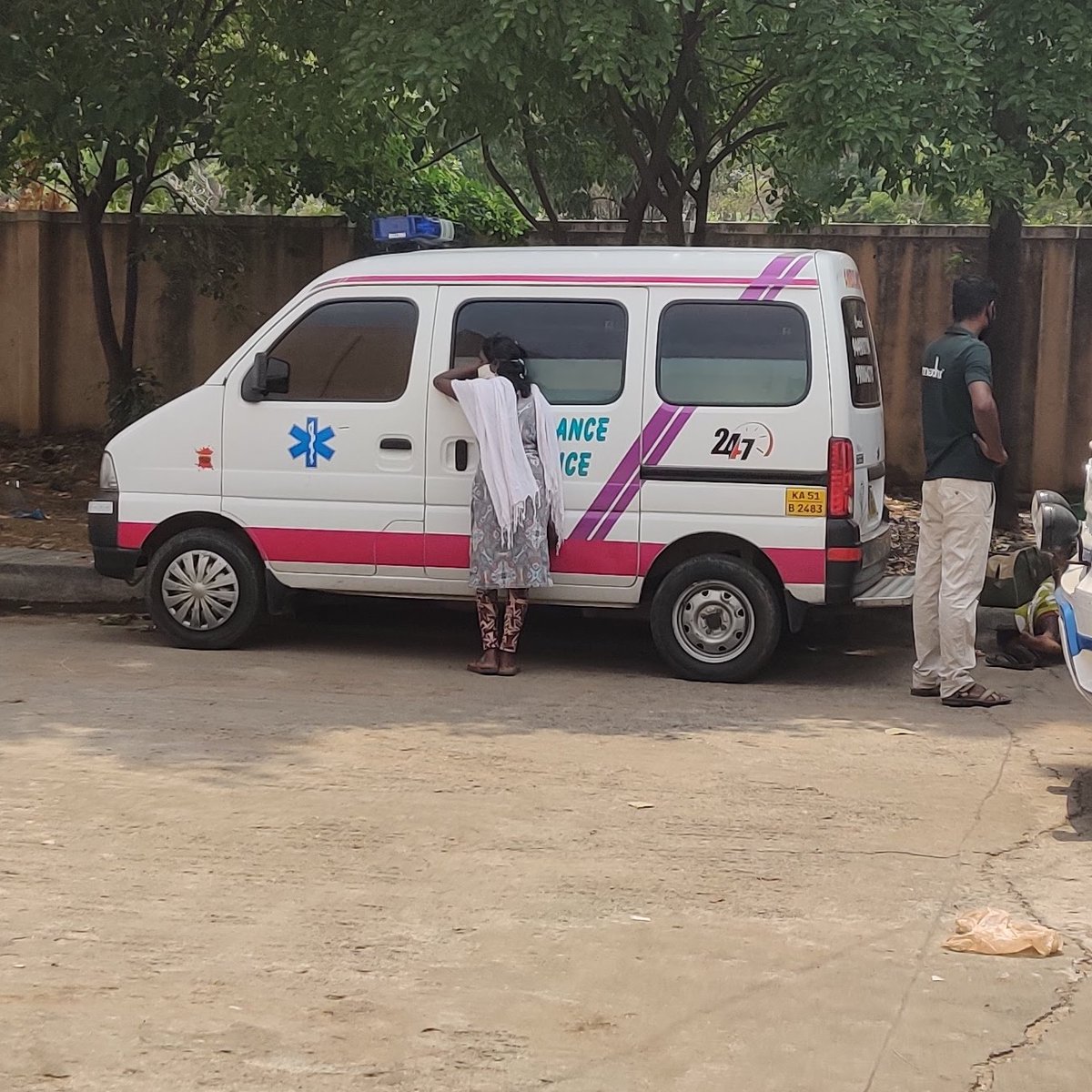 Despite a relative’s relentless attempts, 24-year-old Sunitha refused to move away from the ambulance, where she has been for more than an hour looking at her mother Valliyamma’s body. She had to wait for more than six hours before her mother's body was cremated.