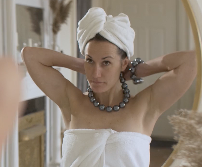 Mirror mirror on the wall, who's the coolest of them all?
After a workout before you blow dry your hair, grab your pearls right out of the freezer and you'll stay cool and your make up will stay fresh.
#staycoool #hotgirlspearls #freezablecoolingjewelry

hotgirlspearls.com/collections/st…