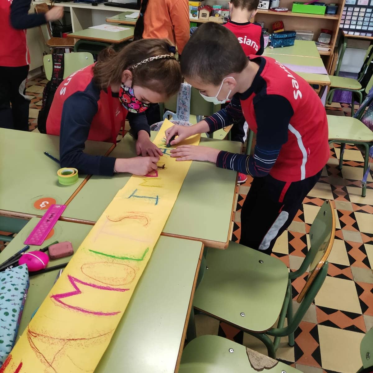 SalesiansRoc's tweet photo. #rocep1 ha decorat les escales amb frases clàssiques de contes... perquè aquesta setmana és Sant Jordi! #escripturafuncional #salesiansroc2021 #comunicativa https://t.co/gk5Ohbz5fO