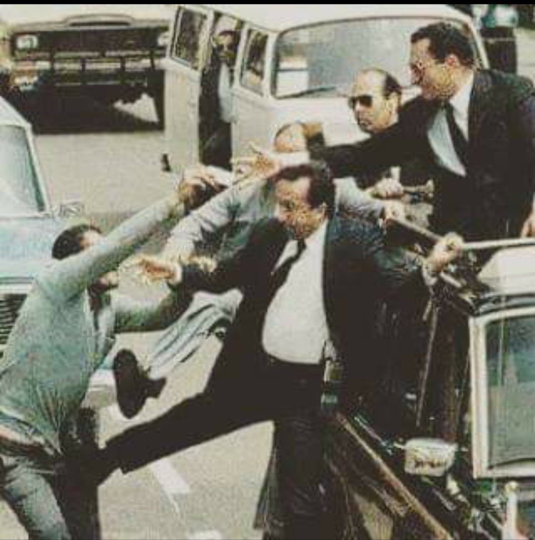 الرسالة لم تصل 😔
.
.
دائماً على مر العصور نجد مثل هذهِ العينات المحيطة بالسلطة التي تمنع رسائل الشعب ومعاناتهم ..!