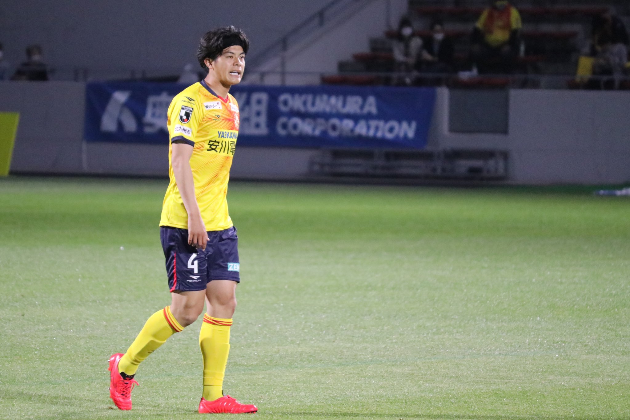難波拓未 大学生サッカーライター 圧倒的な空中戦の強さでロングボールを跳ね返し 楔のパスを素早い反応で潰す強度の高い守備を披露 鋭い縦パスや左足から放たれる逆サイドへのフィードも光り ビルドアップ能力でも貢献 今季初スタメンだった背番号4を