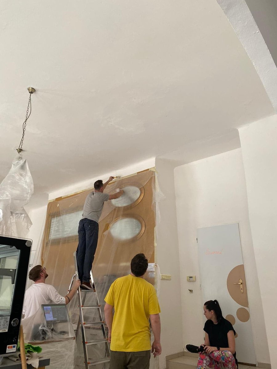 HESTIA_CSR's tweet photo. Naši firemní dobrovolníci z @nnczech v tréninkové kavárně. Dobrovolníci zvládli výmalbu, úklid i dát skvělou kávu.
Chcete i vy zapojit svou firmu? Neváhejte se nám ozvat! 🙂
#dobrovolnictví #firemnídobrovolníci #hestia https://t.co/v4QsauggJ2