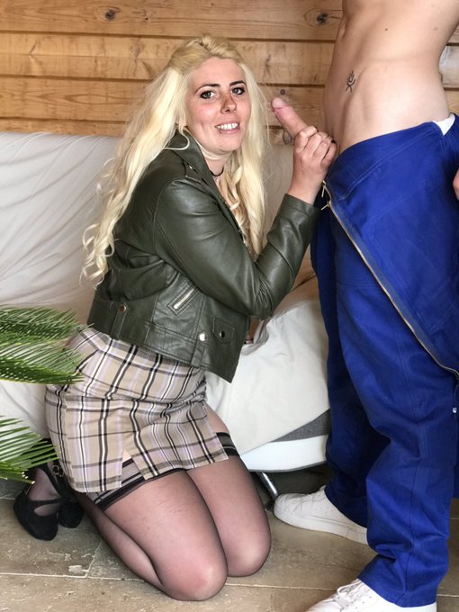 Aude Se fait d&eacute;monter et enculer par Alex l&rsquo;apprentie m&eacute;canicien alors que le patron et dans la cours<a href="/tag/blonde"class="tags"><span>#blonde</span></a><a href="/tag/grosseins"class="tags"><span>#grosseins</span></a><a href="/tag/garagiste"class="tags"><span>#garagiste</span></a><a href="/tag/mecanicien"class="tags"><span>#mecanicien</span></a>