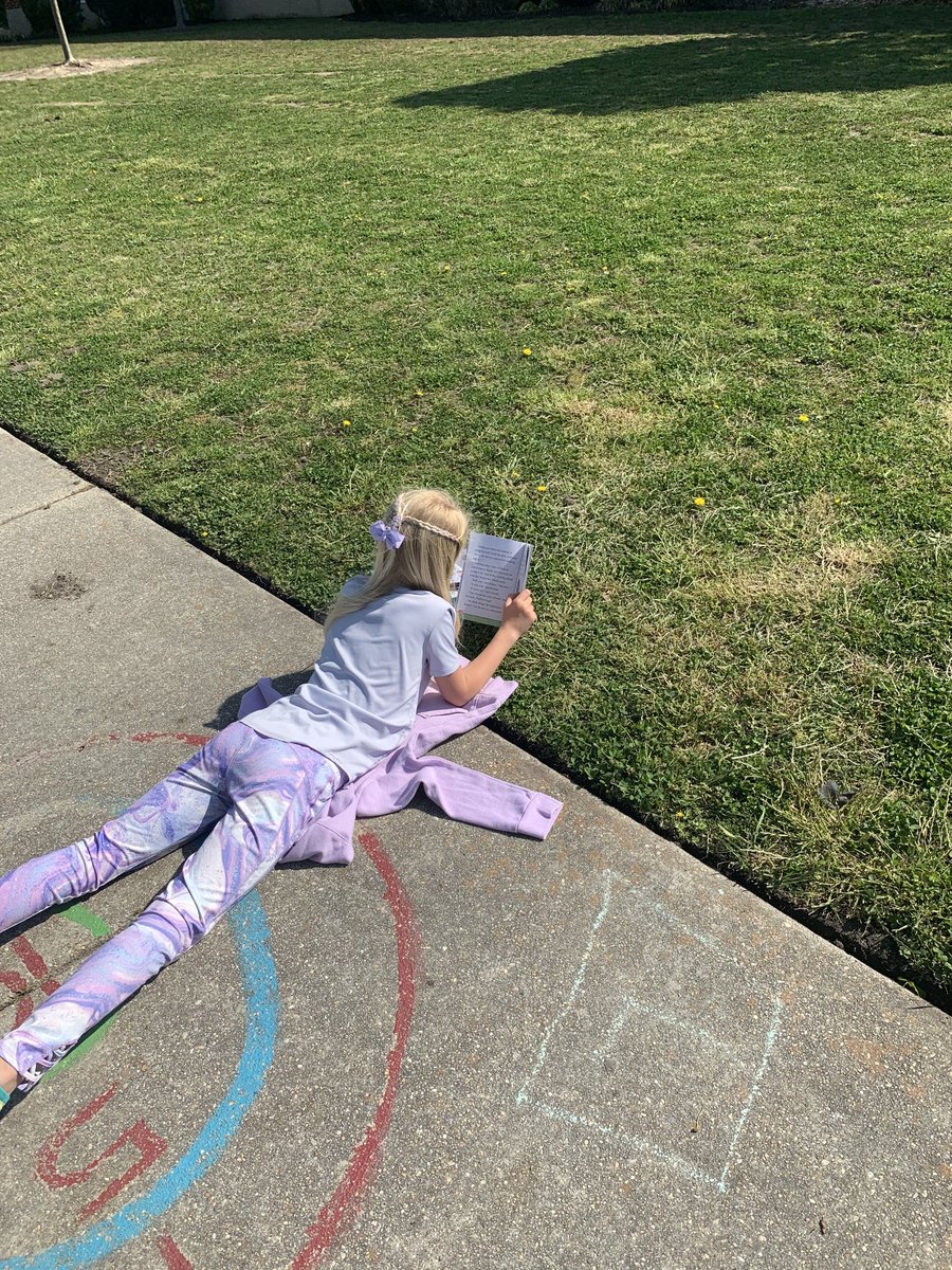 We needed to get outside and READ! ⁦<a href="/CookeesLit/">Lisa Austin</a>⁩ ⁦<a href="/CongerCasey/">Casey Conger</a>⁩ ⁦<a href="/CongerCasey/">Casey Conger</a>⁩ ⁦<a href="/WTCookeSchool/">WT Cooke School</a>⁩
