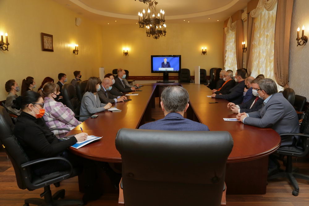 TulaUniversity's tweet photo. Президент России огласил Послание Федеральному Собранию.
В #ТульскийОпорный была организована трансляция мероприятия, которую посмотрели члены ректората, директора институтов,представители сообщества молодых учёных,студенческий актив.
Cостоялось обсуждение https://t.co/ABBRosSGDX https://t.co/djKhJcdSyf