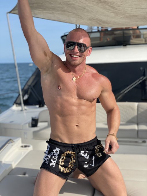 #humpday #wednesday #wednesdayvibes  #summer #yachtlife #yacht #boating #boysonboats https://t.co/Bb