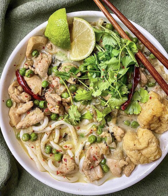 You can almost taste our Aromatic Thai Green Curry 🍛 from this delicious looking dish made by @vernahungrybanana - we love seeing your fabulous creations. It inspires &amp; makes us rather peckish! Happy Wednesday folks 🙌🙌
#thaigreencurry #thai #thaifoodie #humpdayvibes