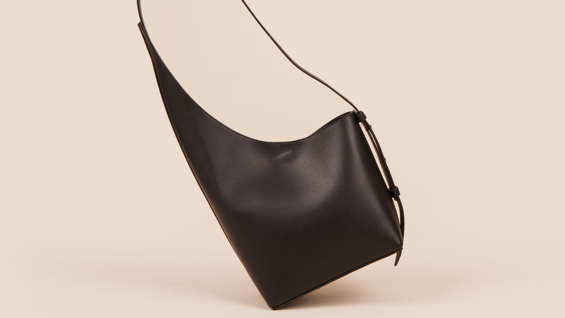 Centre Commercial on X: Clean and bold lines for the new asymmetrical mini  bucket Demi Lune Bag from Aesther Ekme. Available in two colors: Black:   Plantation:  #bag #shoulder  #leather #aestherekme #