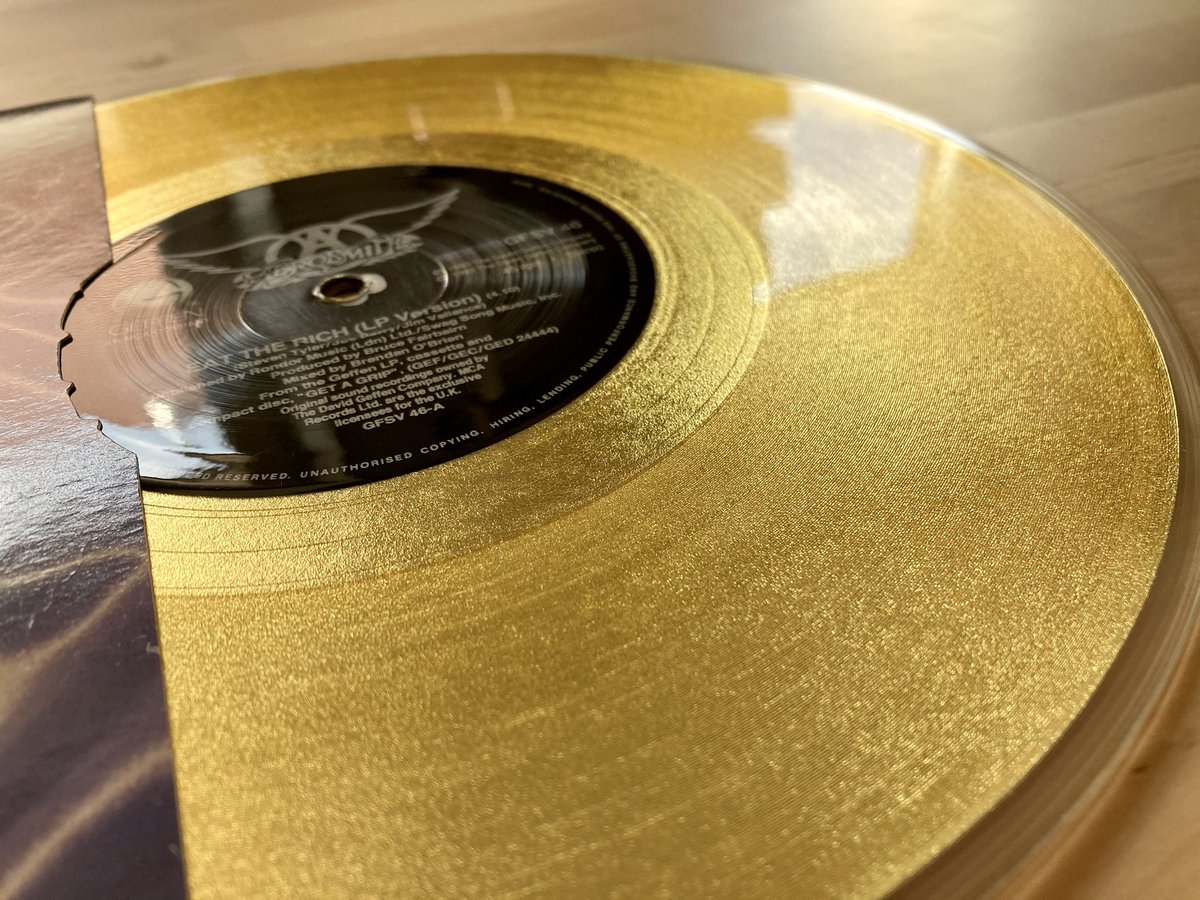 Focus sur l'autre vinyle du single Eat The Rich qui est une des plus belles pièces de ma collection. C'est un 45 tours format 10 pouces (très rare), numéroté, avec une découpe de morsure au niveau de l'ouverture. Le vinyle est transparent avec une feuille d'or à l'intérieur.
