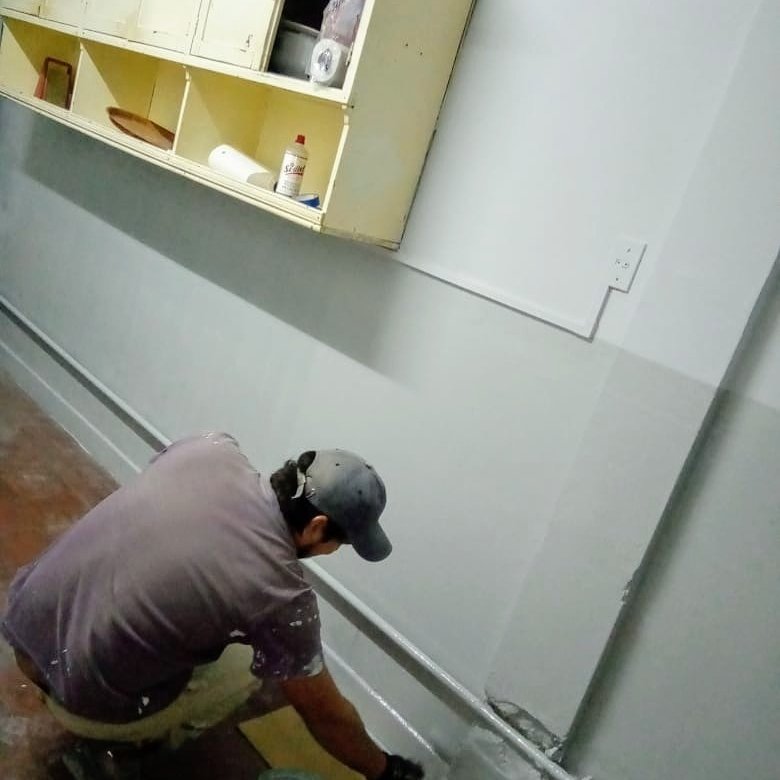 CenBlancoYNegro's tweet photo. 🔛 Los trabajos de mantenimiento en el Palacio de los Deportes siguen a paso firme. 🚀 Esta vez tocó la pintura en la cocina y el comedor de los dormis. 🖌️ 💪
#obras #vamospormás #orgullosamentealbinegro #trabajo #pintura #cocina #comedor #dormis https://t.co/x6jBYzN2Xo