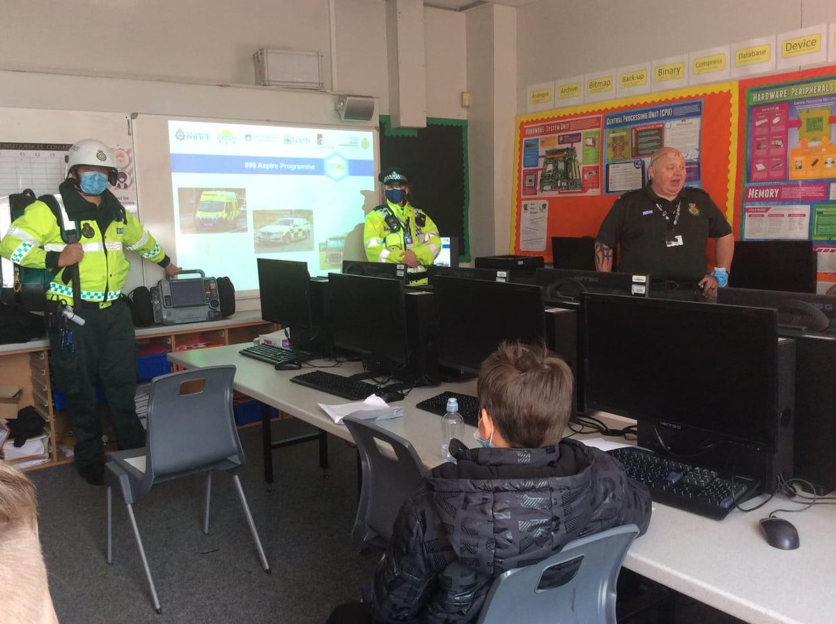 Thank you to @WYP_WSS for the opportunity to deliver the First Impressions session from our #999AspireProgramme
A fantastic group of @OAHemsworth students who engaged brilliantly 👏 #BlueLightChampions 🚑🚒🚓
@yorksambulance 
@WestYorksPolice 
@WYFRS 
@wy_vru 
@WestYorksOPCC