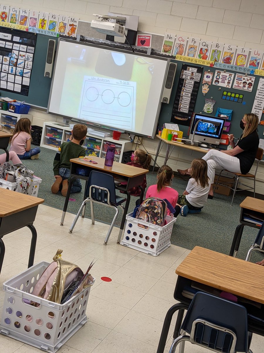 MelissaSTuttle's tweet photo. Enjoy how a variety of graphic organizers provided by @AmericanReading allows students opportunity and choice to organize their thinking so they can be successful writers. #CapeProud #HQIM @ClassroomWonder #delawaredelivers https://t.co/8nYLwrNJVv
