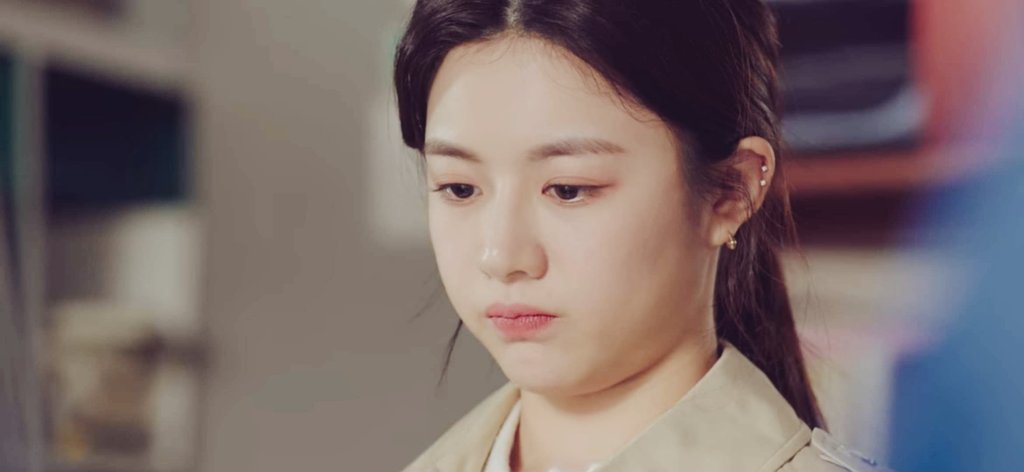 It looks like Ye-seul was in an abusive relationship. Notice how she was always uncomfortable and scared whenever her 'boyfriend' calls or messages her? It seems like her friends don't even know about it. And thats more heartbreaking.  #LawSchoolEp3  #LawSchool