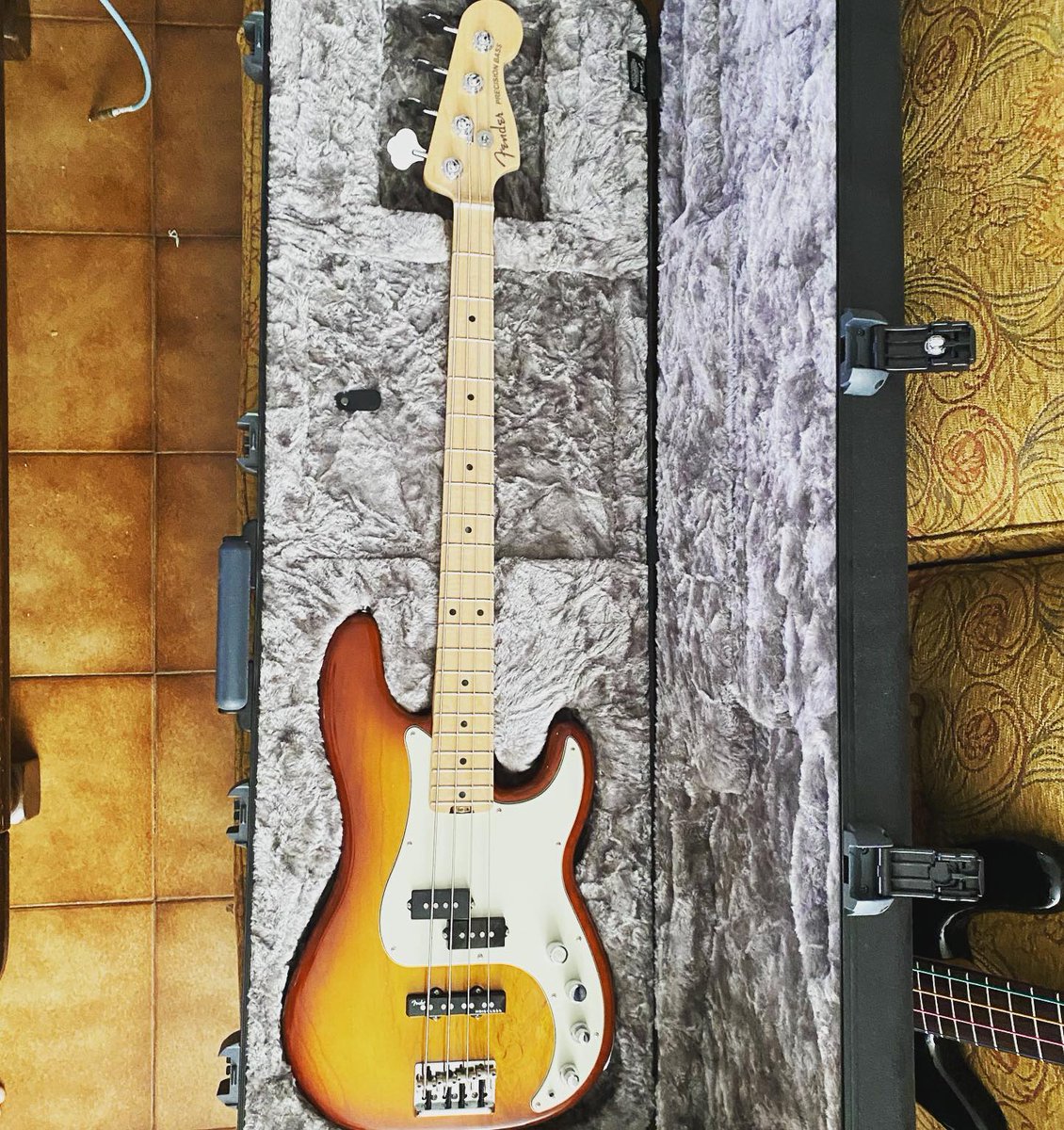 baronanastis's tweet photo. You know what’s hotter than a hottie with a G-string?
A hottie with E-A-D-G strings
Twitter, meet my new hottie Alecto.
#fender #bass #bassist #baronanastis #musician #musicalinstrument https://t.co/4vYYeBuluL