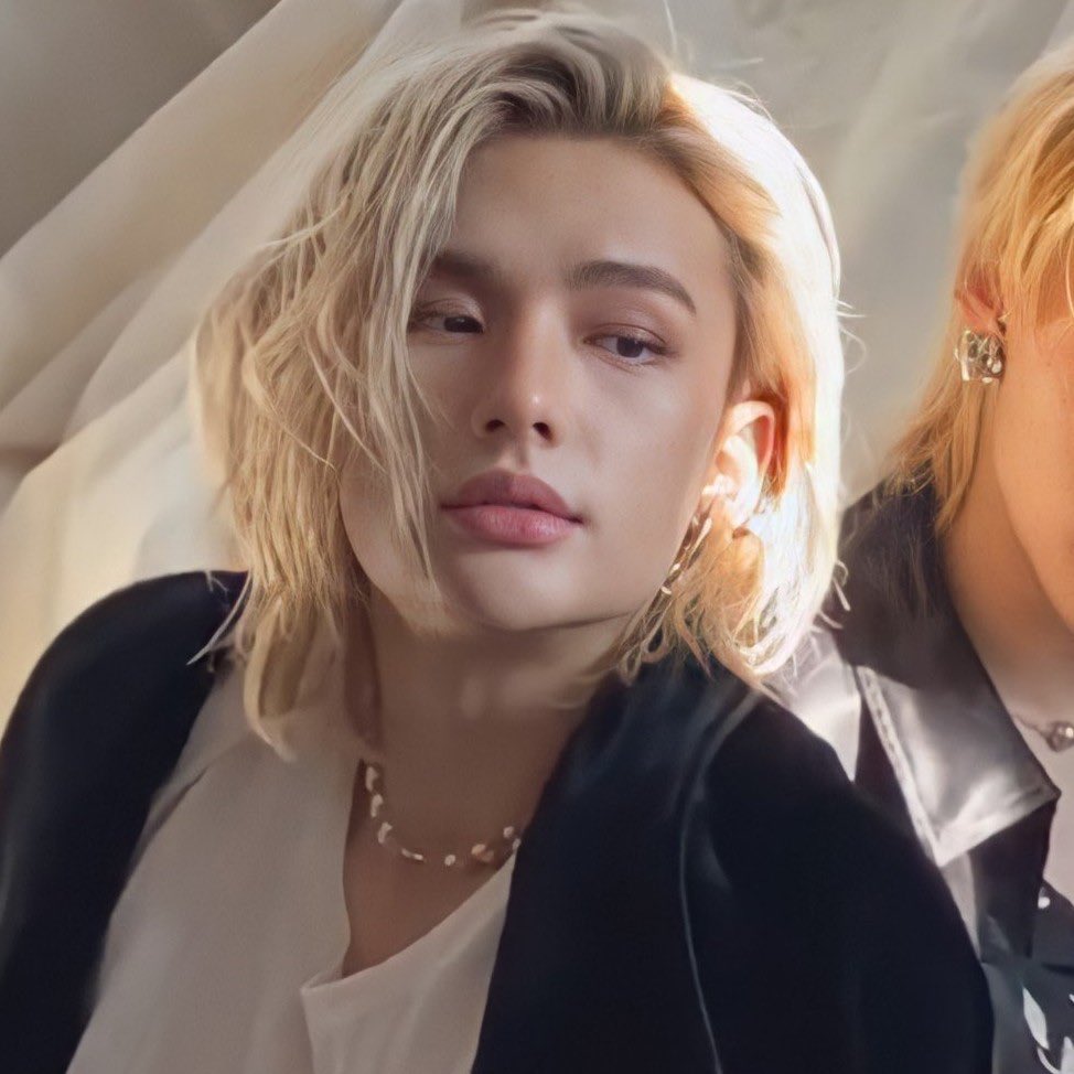   #HYUNJIN as Howl from Howl’s Moving Castle: a thread