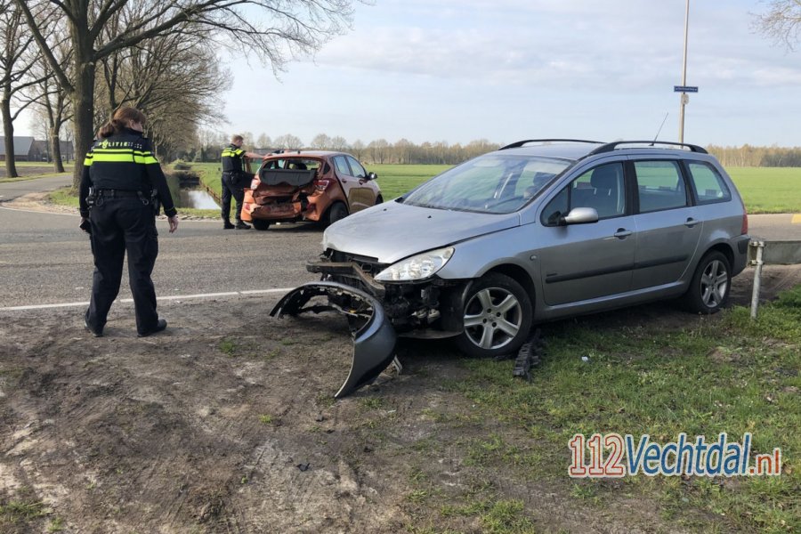 Veel schade maar geen gewonden bij aanrijding in #Dalerpeel. 112Vechtdal.