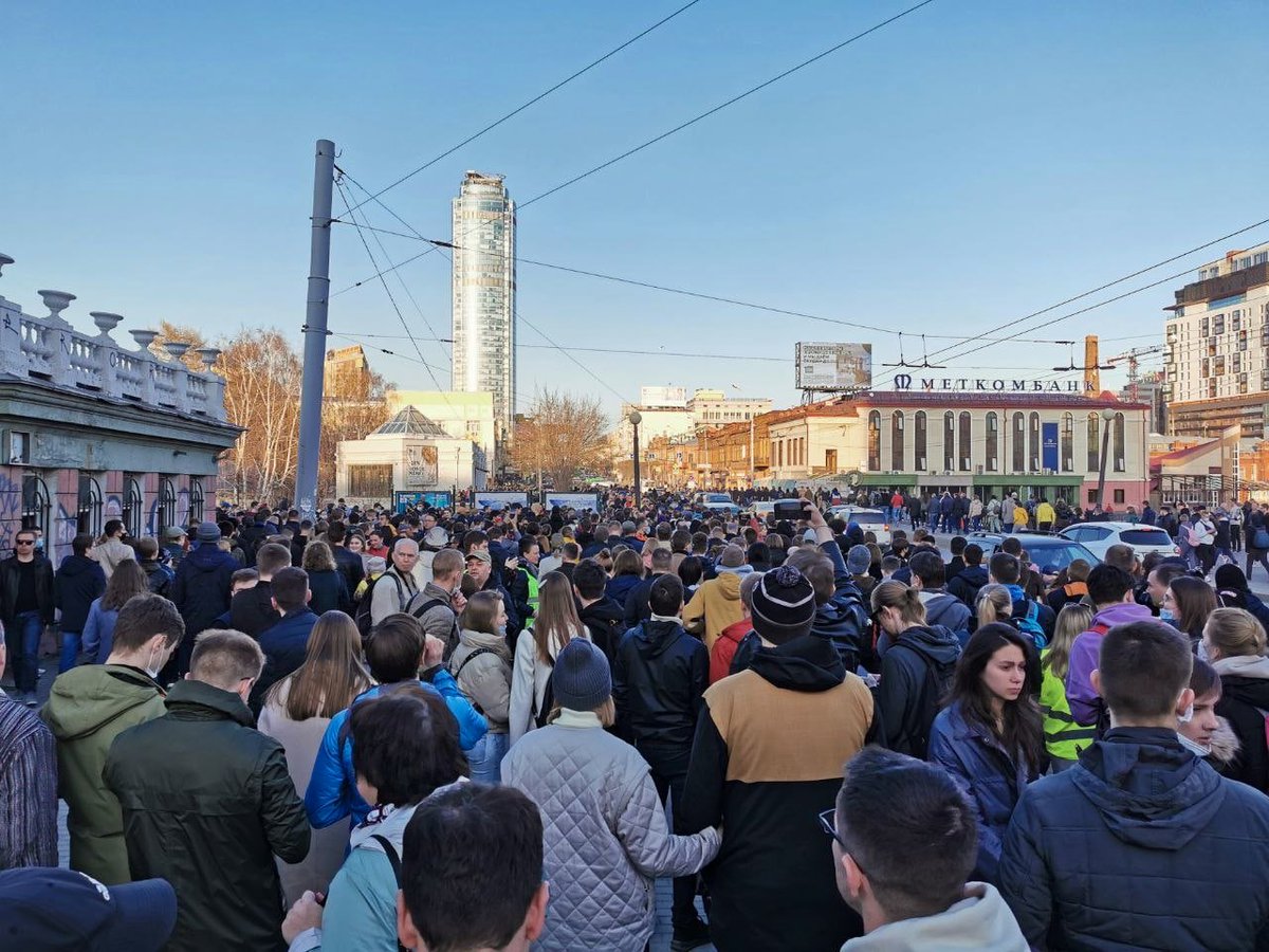 Ekateringburg: Approx 4,000 people demanded medical help for Navalny. Students from a university dorm were not allowed to leave the premises. Security forces & police are everywhere. The coordinator of the local Navalny center detained. Water cannon trucks are on site.