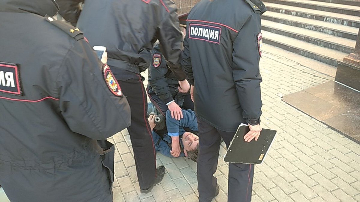 Ekateringburg: Approx 4,000 people demanded medical help for Navalny. Students from a university dorm were not allowed to leave the premises. Security forces & police are everywhere. The coordinator of the local Navalny center detained. Water cannon trucks are on site.
