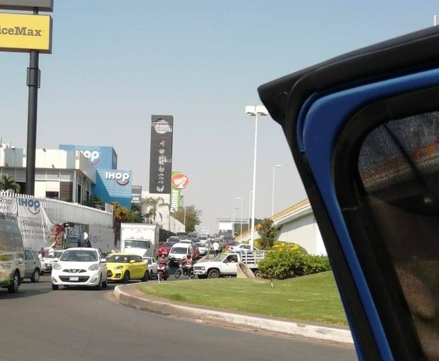 24_morelos's tweet photo. #AlertaVial ⚠ 10:30 h

AHORA BLOQUEO EN AVENIDA DIANA 
En estos momentos reportan otro bloqueo en inmediaciones de avenida Diana.

Si no es necesario, evita salir al municipio de Cuernavaca por diversas protestas que se realizan. 

¡Toma precauciones! https://t.co/reDdgQH5Ho