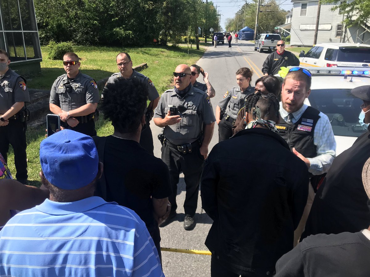 jasonmarkstv's tweet photo. Things are very tense here in Elizabeth City. Lots of emotions. Deputies were serving a search warrant.  @WAVY_News https://t.co/JITfoWYuT7