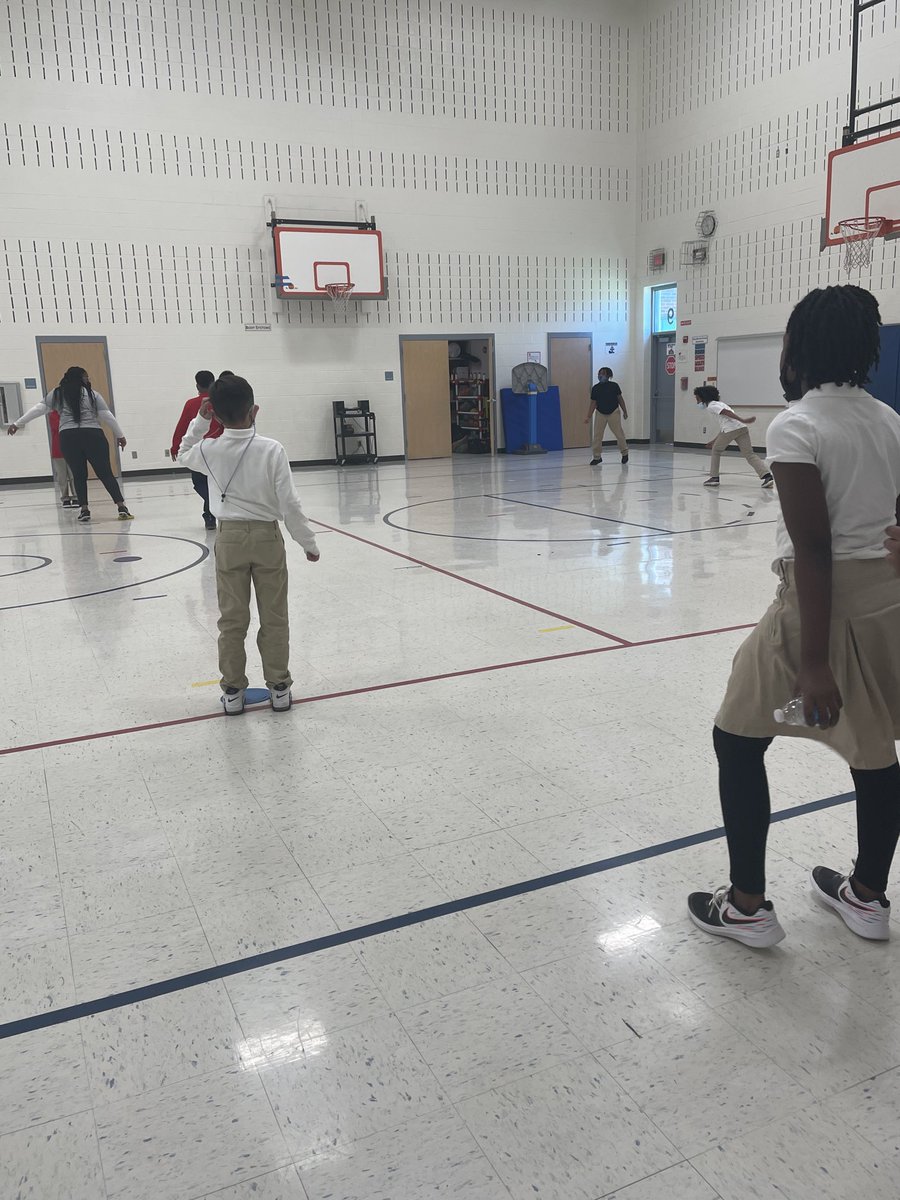PLremusic's tweet photo. @LRELonghorns @CoachMCourtney TEAMWORK HAPPENING RIGHT NOW AT LRE!! #RingBall https://t.co/0jgxJAuN96