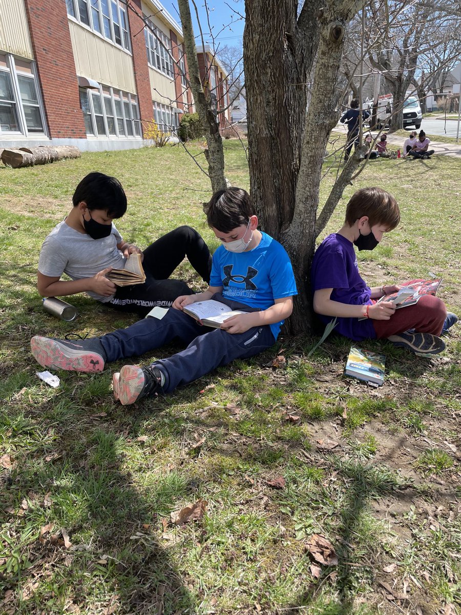 stcatschool's tweet photo. 4/5 Merrick taking advantage of outdoor learning! Beautiful day and awesome weather for it! #outdoorlearningspaces https://t.co/BqrecmSfTn