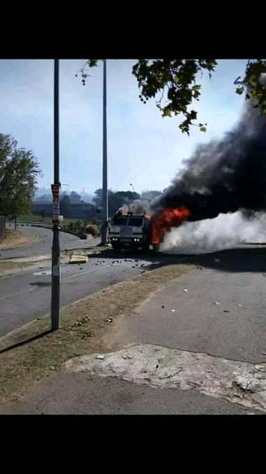 SMabengwana's tweet photo. No one was arrested VS WSU students arrested
Black disadvantaged students you are on your own
#SongcaMustFall
#WSUmustFall
@bhekicele_rsa
@WalterSisuluUni https://t.co/pnvVhEWtZ0
