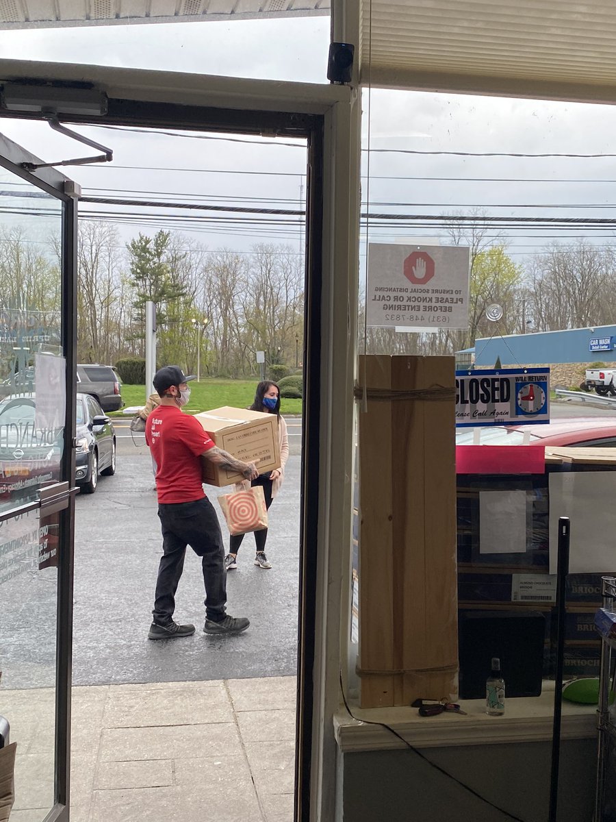 aef3333's tweet photo. Helping those in need for #NationalVolunteerWeek2021 thank you @BranchesLong for having our team out to help today! ❤️ https://t.co/OOQsL0Mxsr