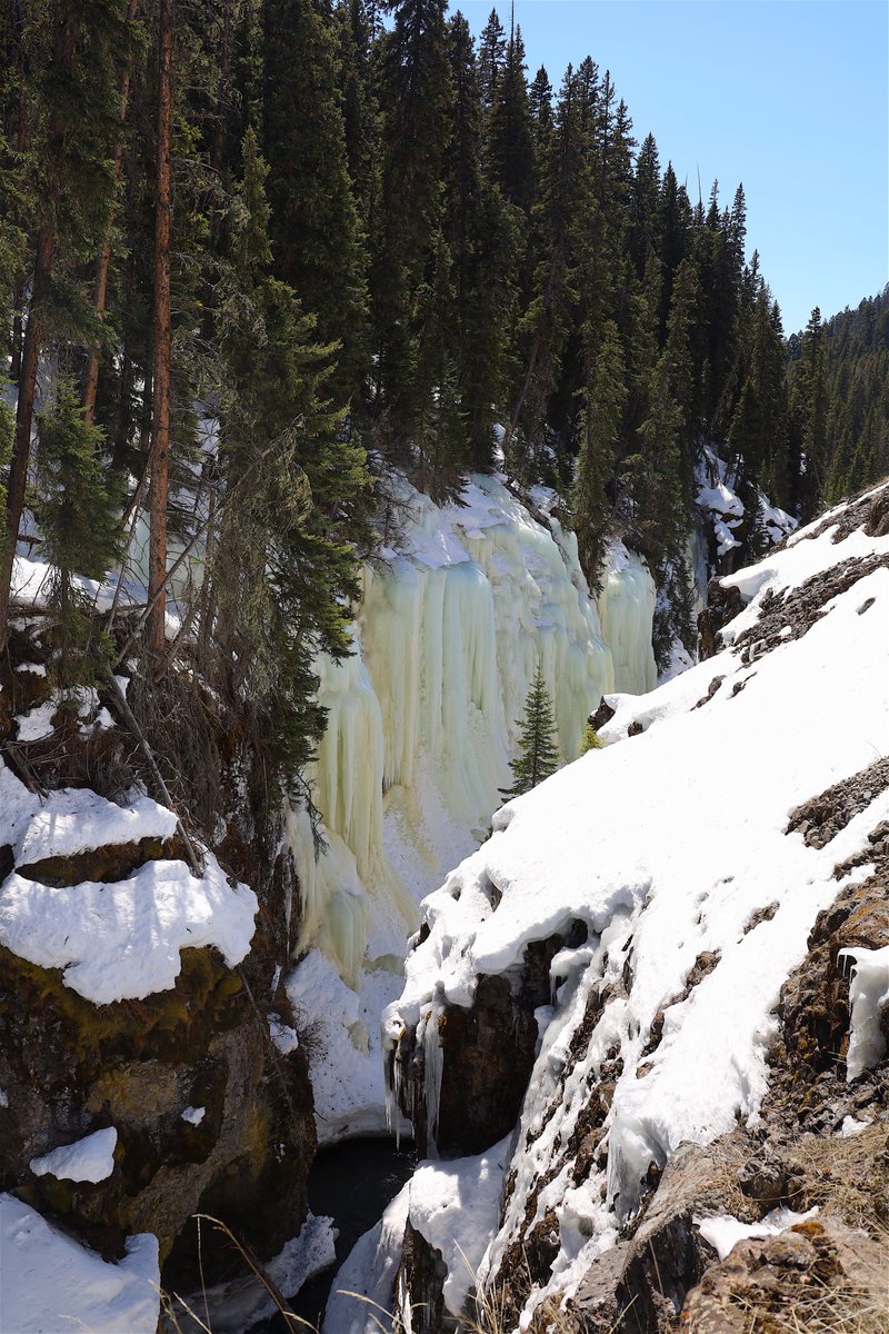 There's to much water and unstable ice at the bottom to enter the canyon upstream, so I tried a few more routs down from the top.