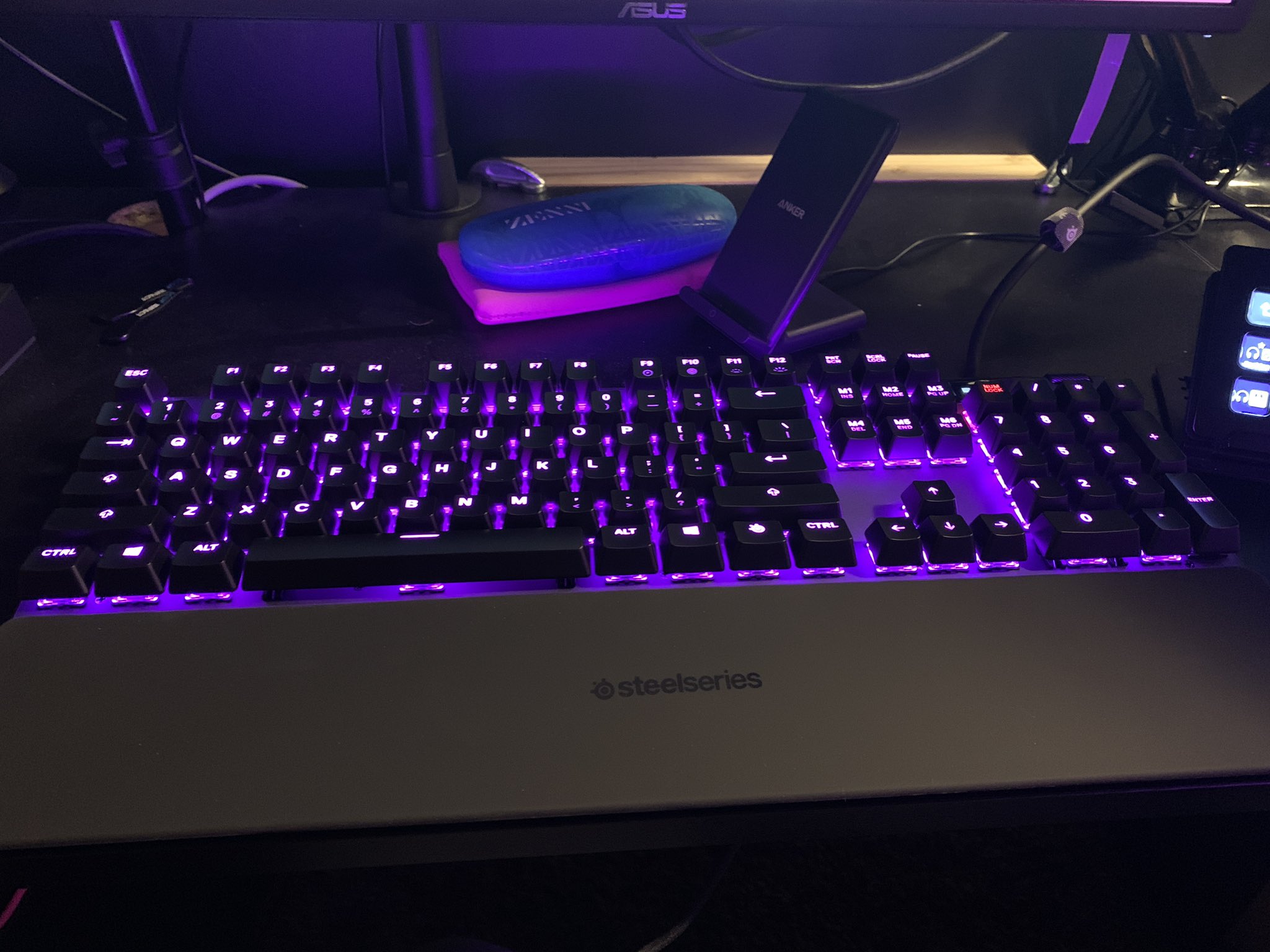 After a month of waiting it’s finally here! Arrived on my birthday, wonder if @SteelSeries had planned that🤔 Thanks to @BuhBerger for the code! #bergertown 🍔 https://t.co/2cYzqPEKaU