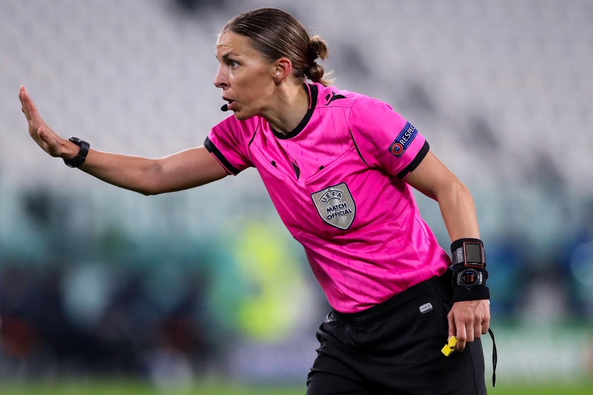 🔴 OFFICIEL ! Stéphanie Frappart sera la première femme arbitre à officier lors d'un EURO masculin.

La Française est sélectionnée comme quatrième arbitre ou arbitre assistante réserviste pour la compétition.

👏👏🇫🇷