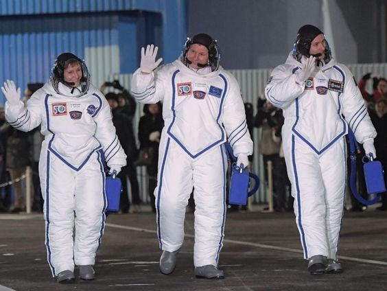 Entre la fin des navettes (en 2011) et mai 2020, seuls les Russes envoyaient les astronautes de toute nationalité (hors Chinois) dans l'espace. C'est pour ça que Thomas Pesquet est parti depuis Baïkonour en Soyouz lors de sa 1ère mission.