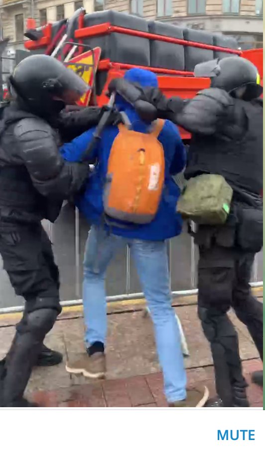 Special forces get violent in St.Pb now. Arresting a young person with a Russian flag.