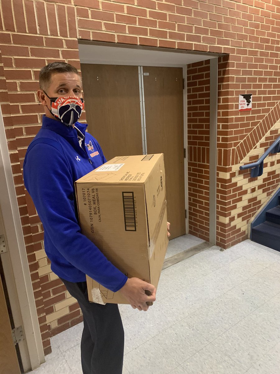 <a href="/DrLuhningVPHS/">Dr. Ryan Luhning</a> stopped to lend a helping hand to the cookies for caregivers event  #ispyvphs #nslw21 <a href="/ValleyParkSTUCO/">VPHS Student Council</a>
