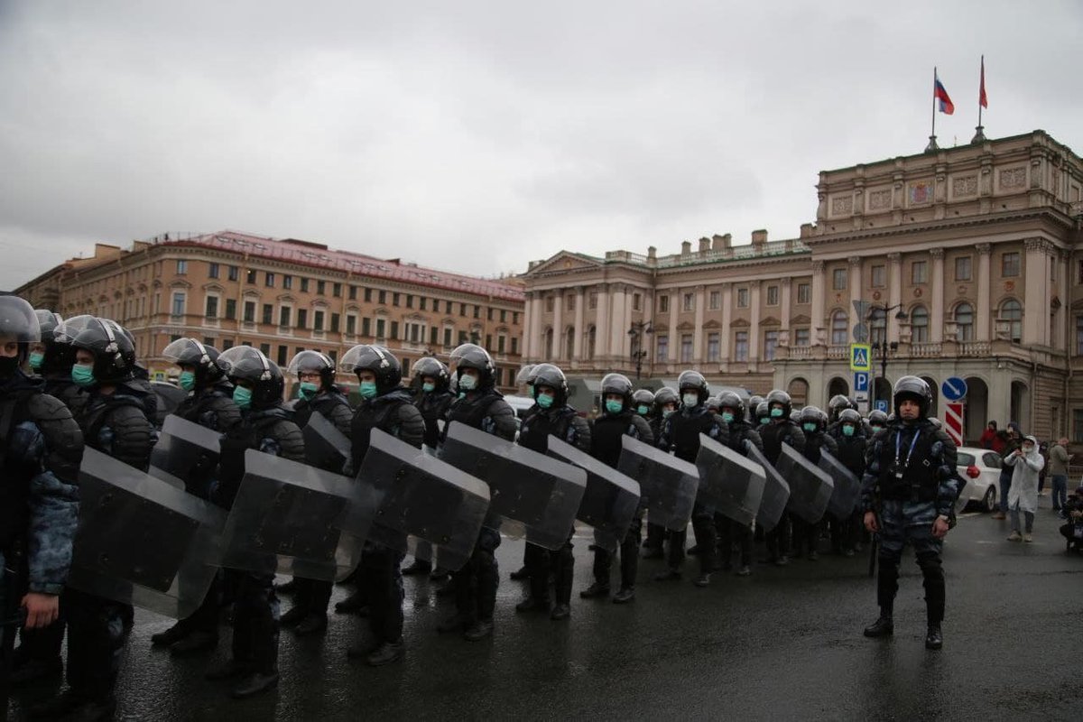 The police is reporeted to use electroshockers in St.Pb.