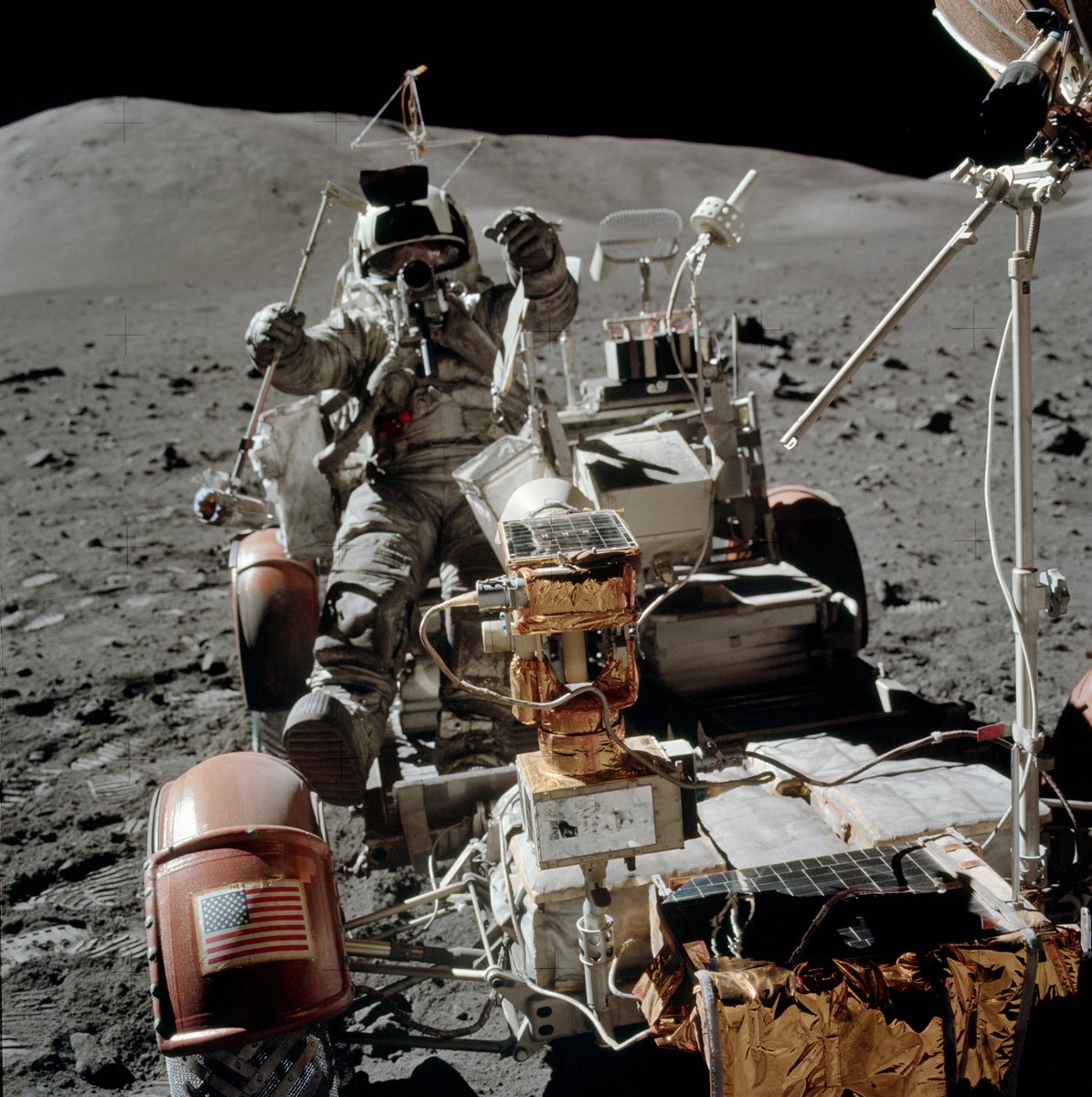 Les deux derniers hommes à avoir marché sur la Lune sont Gene Cernan et le géologue Harrison Schmitt (que l'on voit ici sur la jeep lunaire). J'ai bien hâte qu'on y retourne, et Thomas Pesquet a très envie d'être du voyage. On lui souhaite, mais ce n'est pas pour après-demain !
