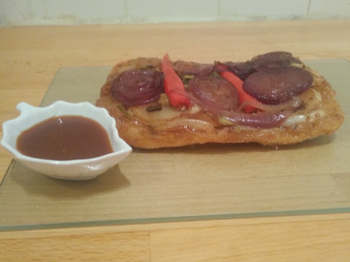 Mlucke83's tweet photo. For today's stream i challenged myself a little bit and revisited and old favorite recipe that i never got just right: Red onion and fennel tarte tartin. And i nailed it πͺ #twitch #foodanddrink #alwaystryagain https://t.co/4MBPFy4NtD