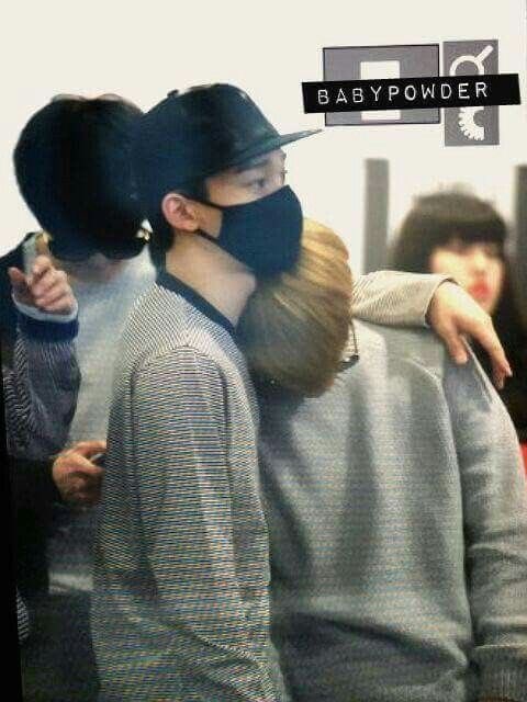 clingy best friends at airports (1)