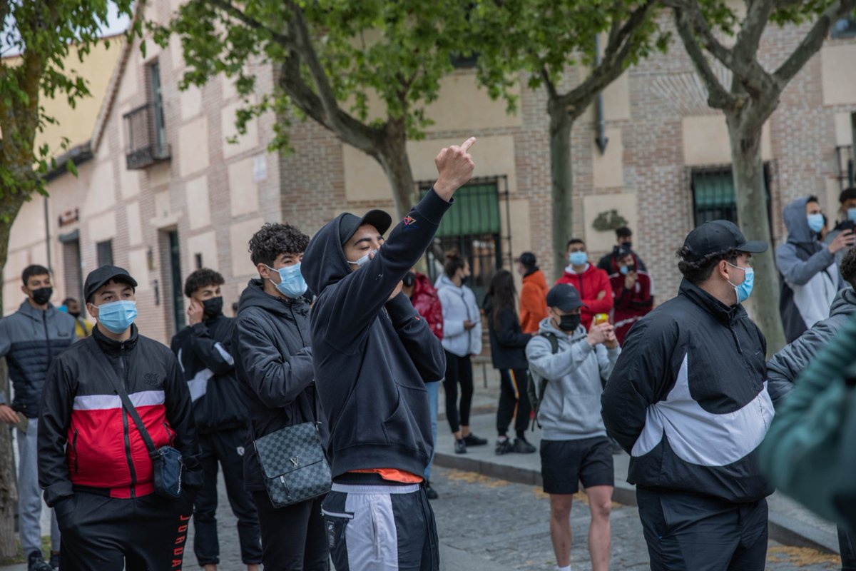 vox_es's tweet photo. ‼ Estos son los terroristas de ultraizquierdas y las manadas de menas que el criminal de Galapagar nos envía para agredir a los vecinos que vienen a escucharnos.

Pronto acabaremos con su impunidad. https://t.co/xBEfBopX3F