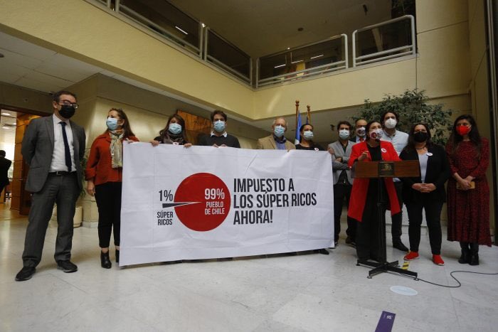 puellaok's tweet photo. Con 105 votos a favor y 18 en contra, la Cámara de Diputados de Chile aprobó el impuesto a los ricos por la pandemia. Saludos a los que desde Argentina aplauden el "modelo chileno" y acá presentan amparos para no pagar. https://t.co/dUY8ZNYc0Z