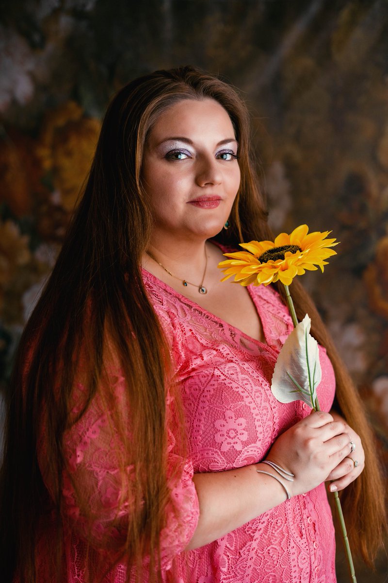 Took two sets of professional pictures a few weeks back with a couple local photographers. 

Here's my newest Twitter pic. 🌻 

I'll share more pics soon! I really love how they came out.