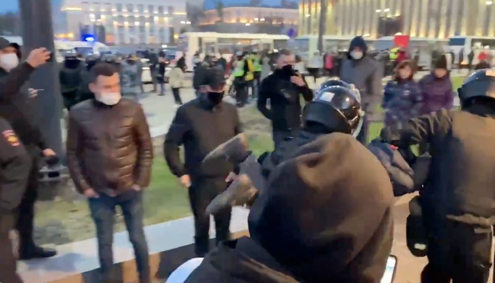 In Voronezh, police cordoned off some of the protesters in a square near the Opera and Ballet Theater and started to arrest them. Security officers also carried away a journalist. “Help, what's going on? I am a journalist "