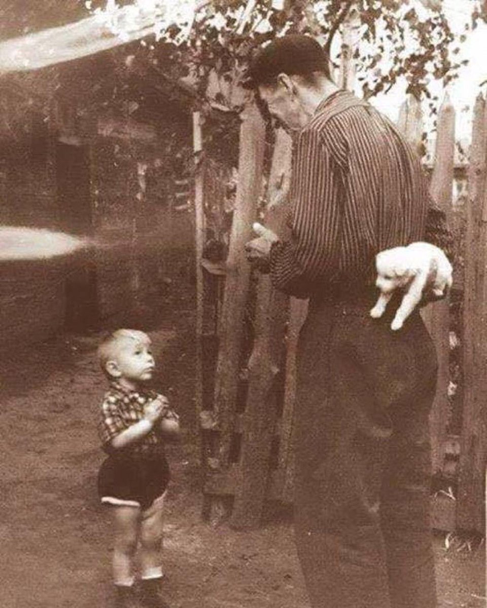 Unos pocos segundos antes de la felicidad.

En noviembre de 2017, el enigmático artista británico Banksy publicó en Twitter esta hermosa fotografía de 1955. Y yo, cada vez que la veo la comparto porque es absolutamente deliciosa y narrativa.