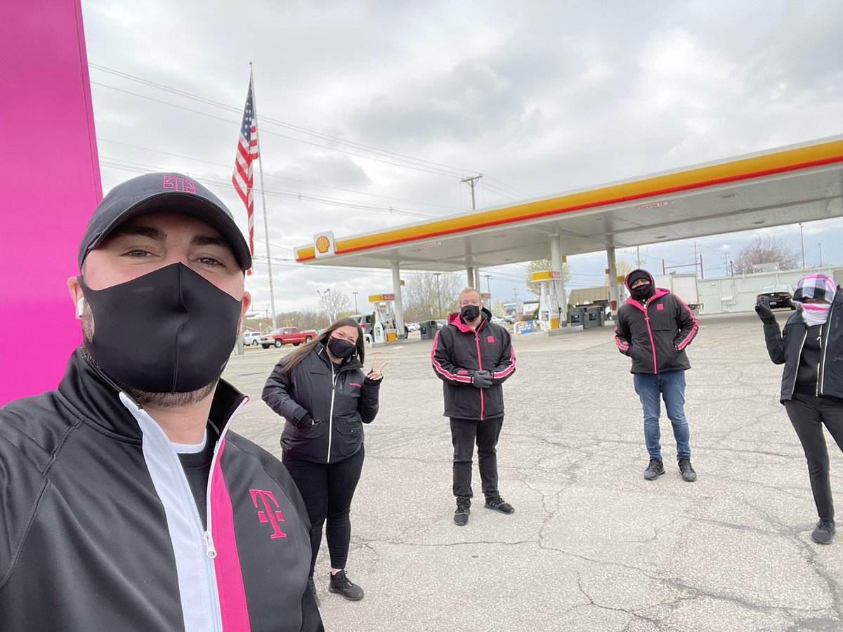 First day out at <a href="/truenorthstores/">truenorth</a> #269 in Holland! It is a little cold but @TMobileTruckLAN is doing their thing like always! #SMRA