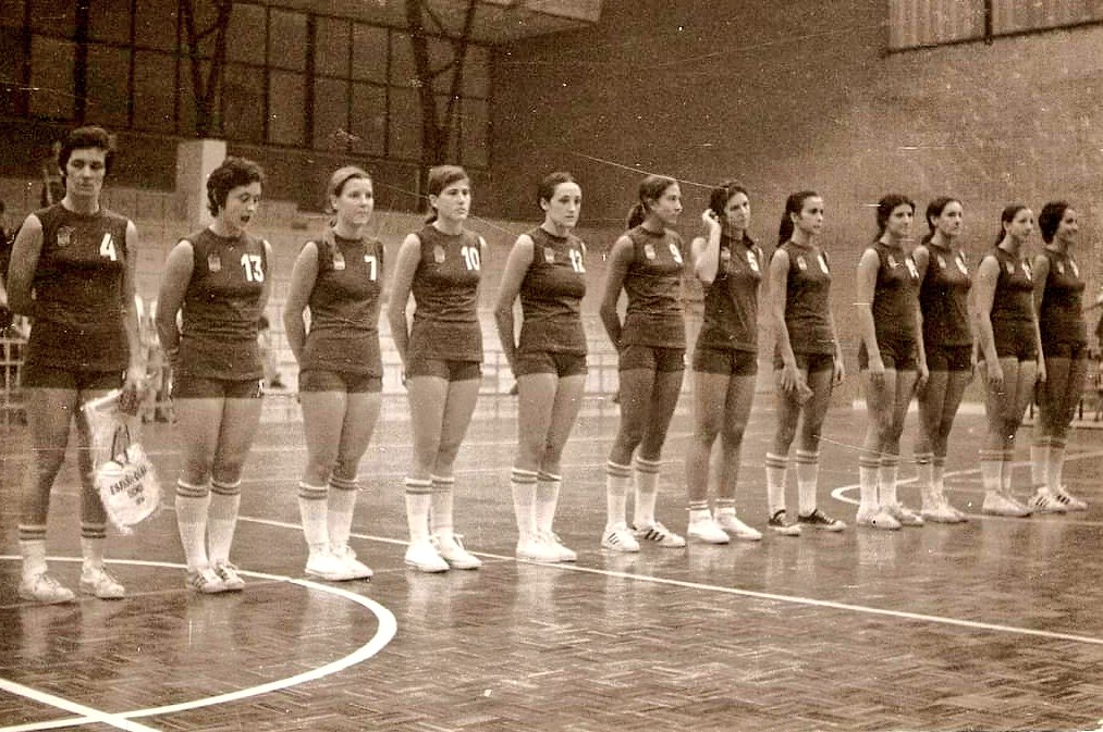 AgrasFernando's tweet photo. Pioneras del #basketfem español hace 45 años #CarmenFamadas #NeusBertran #ConchiNavio #FinaGarcia #AngelesLiboreiro #CarmenFraile #RosaCastillo #MaribelLorenzo 1976 https://t.co/qcrgICfr5d